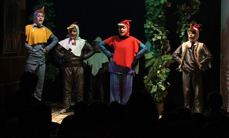 فرقة المسرح “Koma Şano”  تقيم حفلاً خاصاً لأطفال “سري كانيه”